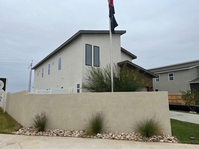 Building Photo - 202 Deer Path Lp