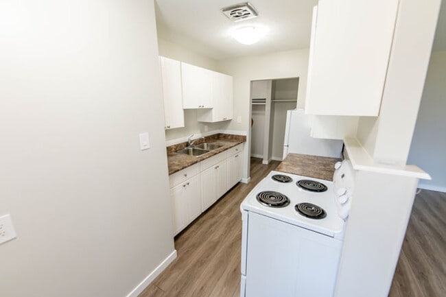 Building Photo - Pinegrove Manor Apartments