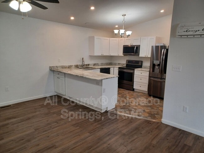 Building Photo - 53 Royal Crest Dr