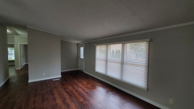 Building Photo - Spacious, Newly Renovated 3 Bed, 2 Bath Home
