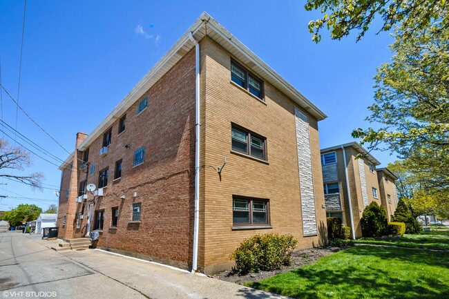 Building Photo - 5542 W Bryn Mawr Ave