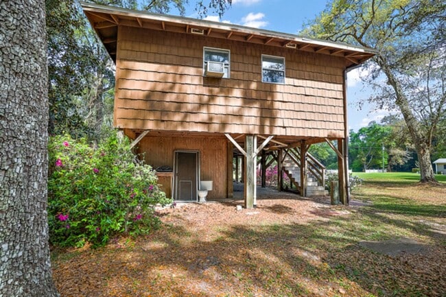Building Photo - 2 bed 1 bath on 6 acres