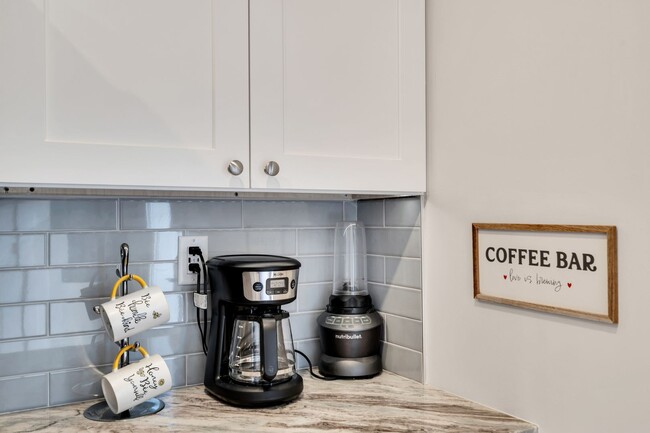 Building Photo - Charming Caribbean Cottage - Downtown Brad...