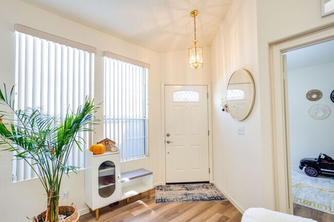 Building Photo - Gorgeous Single story home - walking dista...