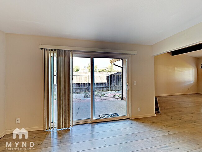 Foto del edificio - 6955 Greenback Ln