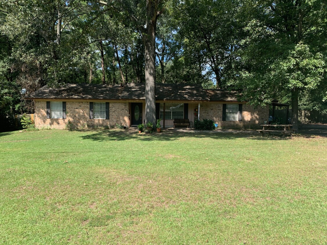 3 Bed 2 Bath ~1,700Sq/ft. Big back yard with enclosed storage shed. Extra living room with fireplace. - 801 Old Orchard Dr