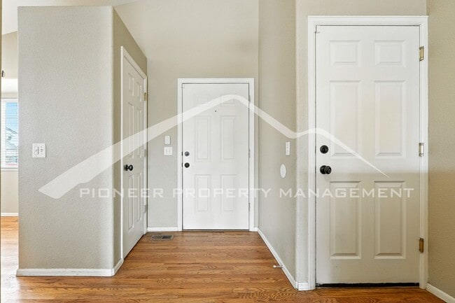 Building Photo - Spacious Home with Washer/Dryer and Fenced...
