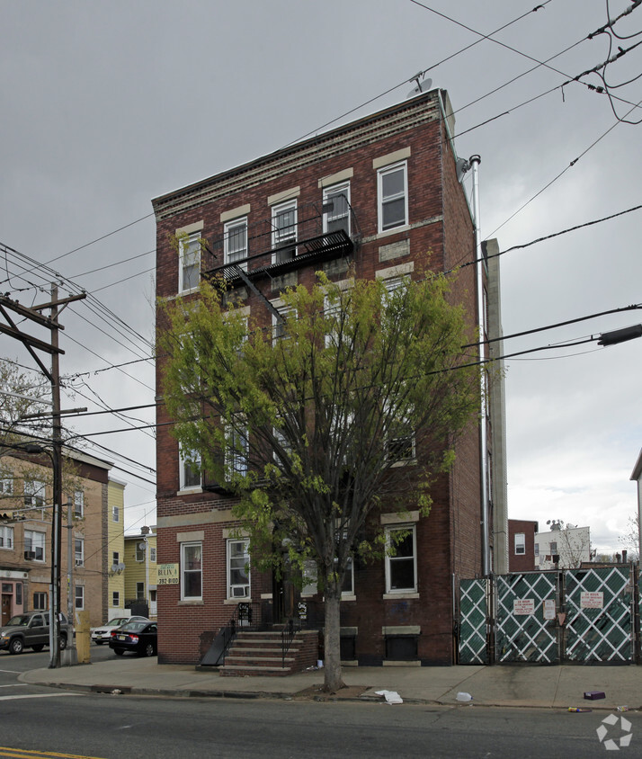 Building Photo - 384-386 Chestnut St