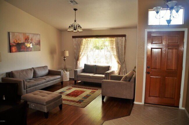Foto del edificio - 614 W Horseshoe Ave