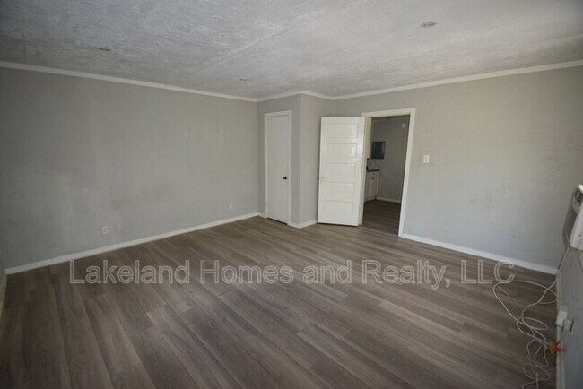 Building Photo - 842 E Lime St