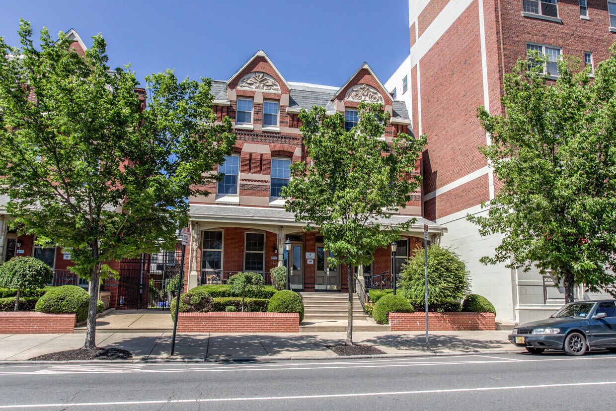 Primary Photo - Campus Apartments