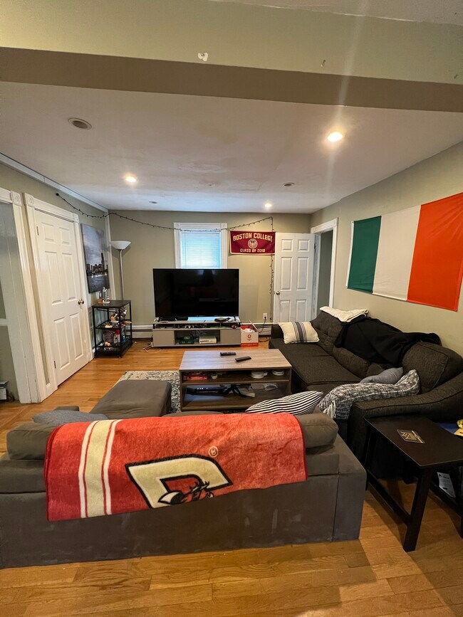 Building Photo - 735 Somerville Ave