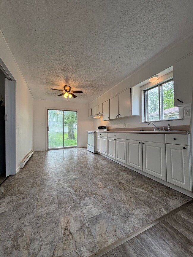 Building Photo - Available Now 2 bed 1 bath Duplex in Ozark