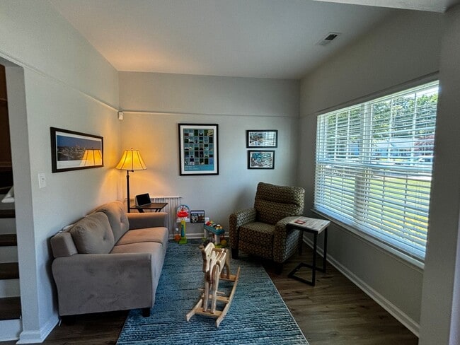 Building Photo - 4 Bedrooms and 3 bath