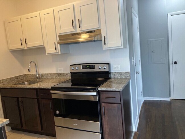 Building Photo - East Rogers Park One Bedroom *Income Guidelines Apply*
