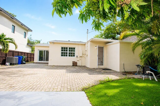 Foto del edificio - 1512 SW 24th St