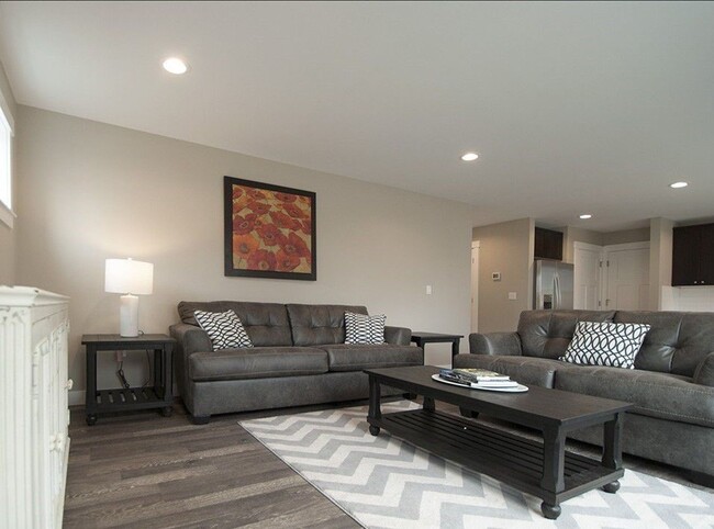 Foto del edificio - 3 Bed 2 Bath - Craftsman - Ideal Location - Fenced Backyard