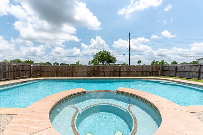 Foto del edificio - 4026 Almond Lake Dr