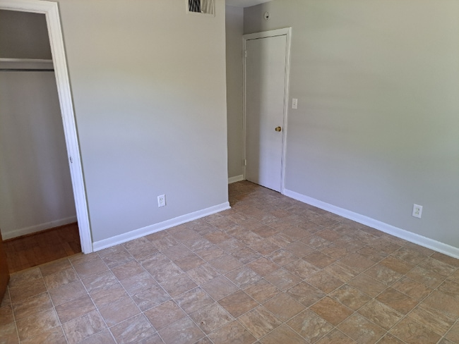 Building Photo - 323 Oakwood Cir