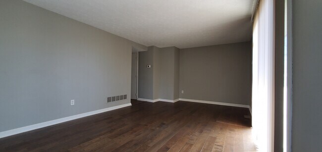 Building Photo - 487 Glencoe Ct