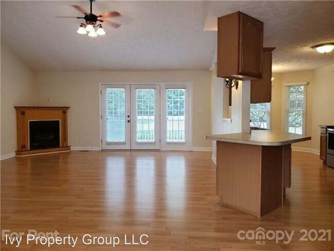 Building Photo - 3 br, 2 bath House - 8484 Mayflower Ct.