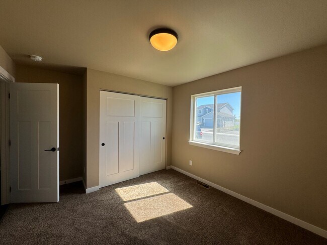 Foto del edificio - Non-Refundable & Security Deposit Total: $...