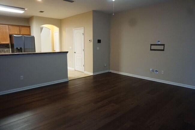 Building Photo - 3 Bedroom 2.5 Bathroom Townhome Near Mill ...