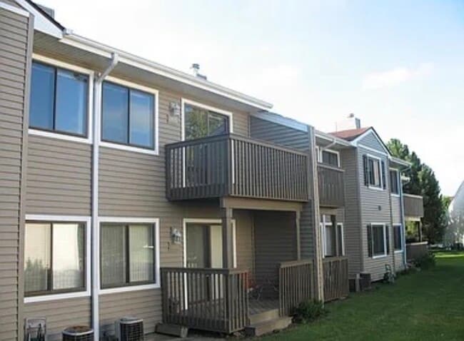 Building Photo - 995 Pine Tree Circle North