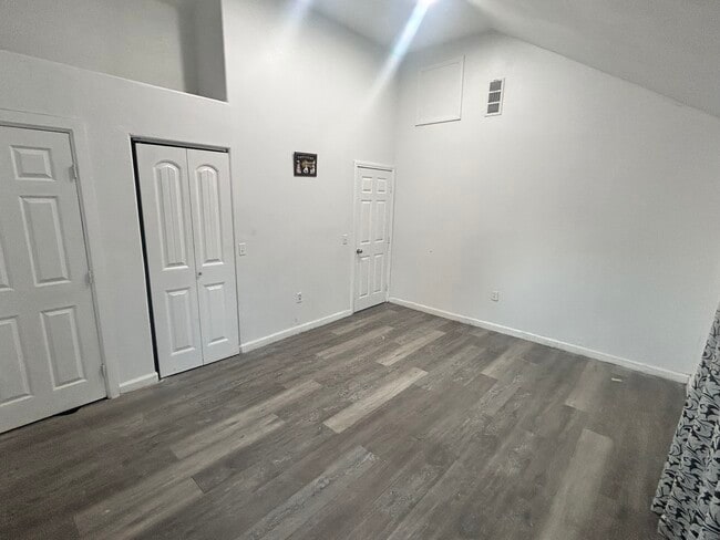 Foto del edificio - 8017 Laurel Ave
