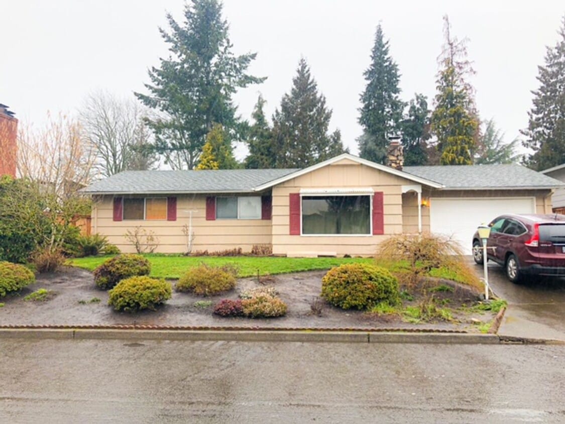 Primary Photo - Great location in Milwaukie, OR! 3 bedroom...