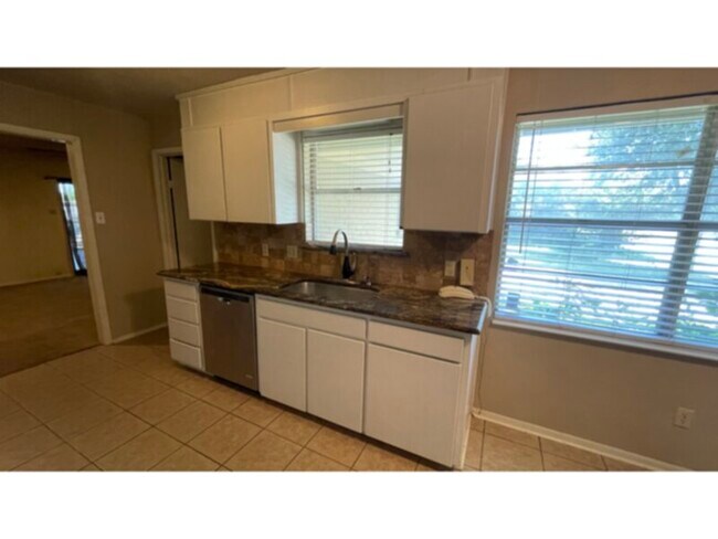 Building Photo - Very Nice Wedgwood Single Family Home
