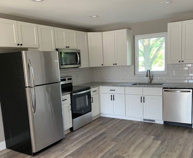 Building Photo - Brand new 3 bed/2.5 bath duplex located in...