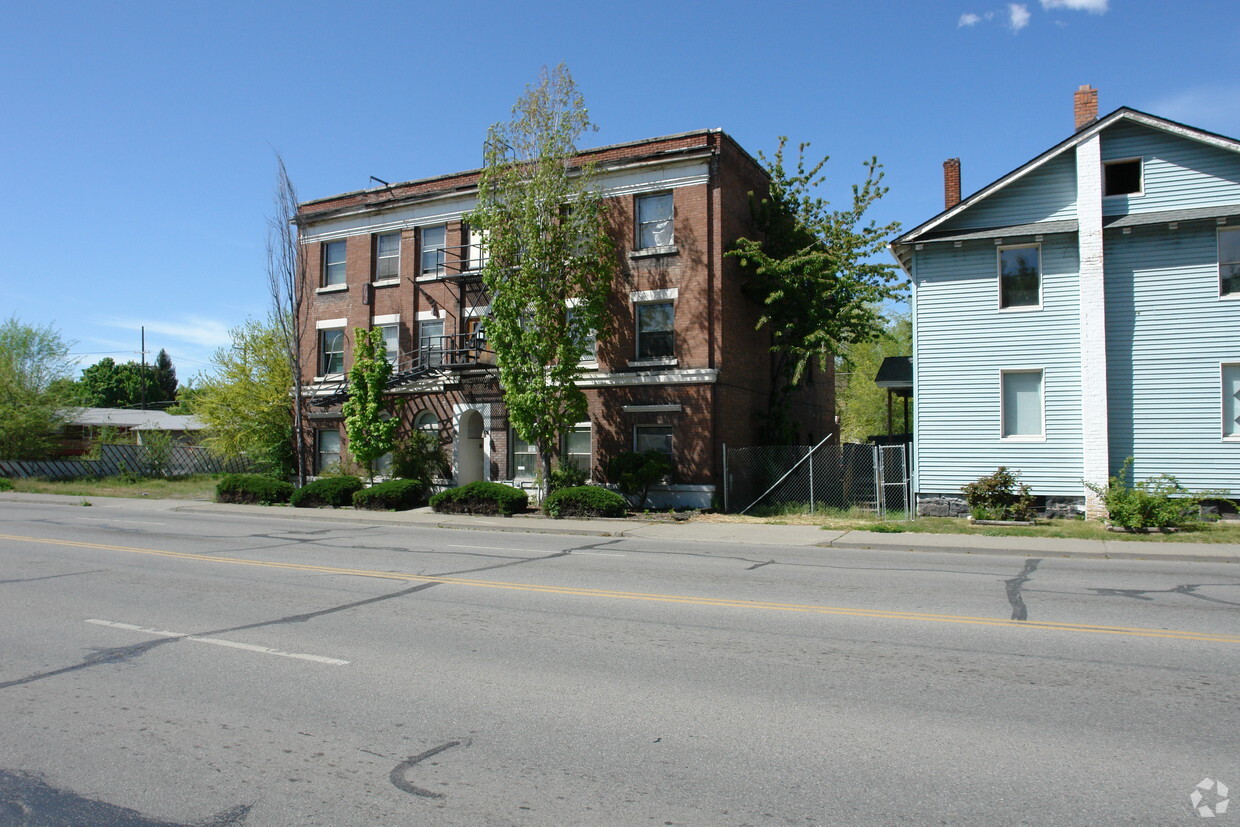 Building Photo - 708 W Maxwell Ave