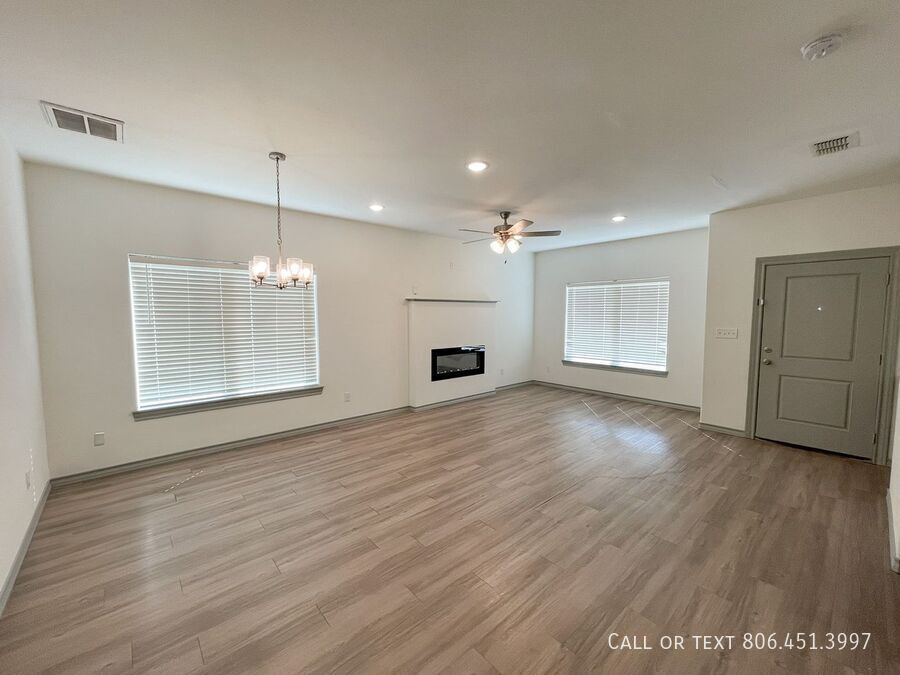 Foto principal - Amazing pet friendly 4 bed, 3 bath, 2 car ...