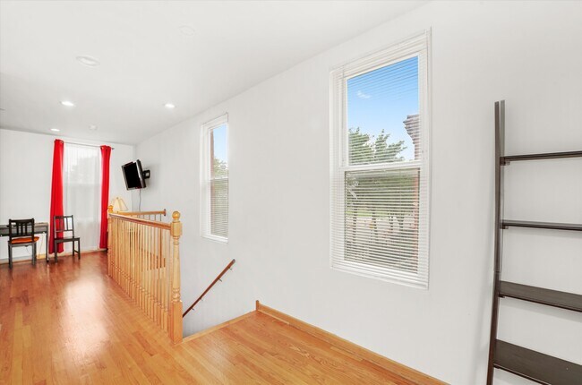 Building Photo - 624 S Oakley Blvd