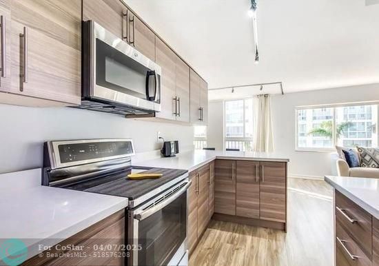 Foto del edificio - 720 Bayshore Dr