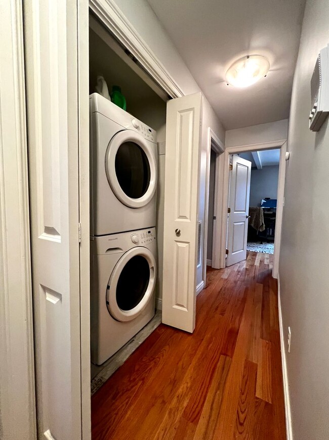 Building Photo - Well Renovated 2-Bed, 2-Bath Apartment in ...