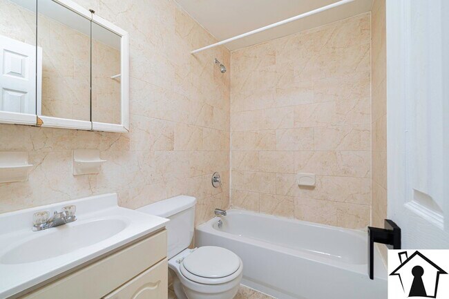 Main Full bathroom - 361 Herzl St