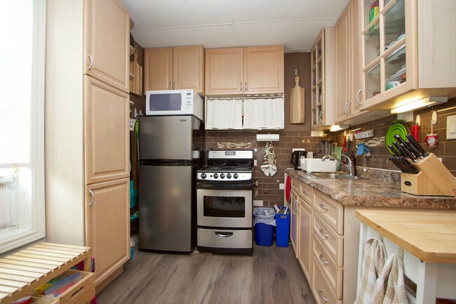 Building Photo - Fantastic One-Bedroom Legal Apartment for ...