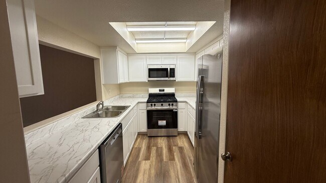 Foto del edificio - 2-Bedroom, 2-bathroom Condo in the Heart of Fresno