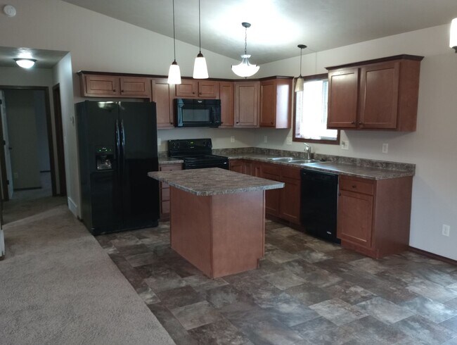 Foto del edificio - Two bedroom Town Home with attached double garage