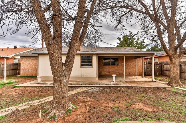 Building Photo - Great House Located Just North Of Marsha S...
