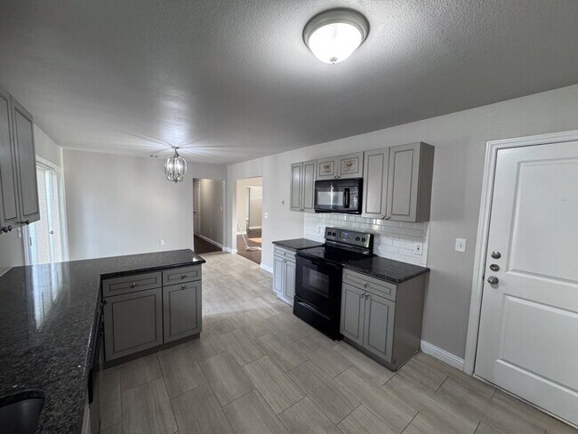 Foto del edificio - WONDERFULLY UPDATED 3 BEDROOM, 2 BATH, 2-CAR GARAGE RENTAL HOME IN CENTRAL GRAND PRAIRIE WITH SPA...