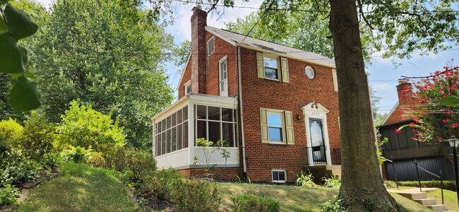 Foto del edificio - 6213 Forest Rd