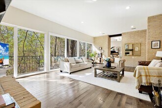 Building Photo - 201 Vanderpool Ln