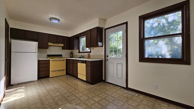 Building Photo - 680 Wildwood Dr