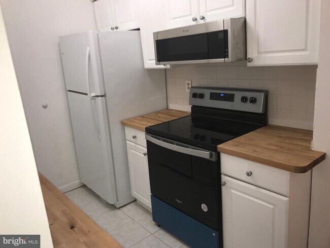 Foto del edificio - 5818 Royal Ridge Dr