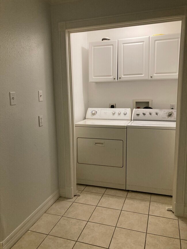 Laundry room - 811 Southline St