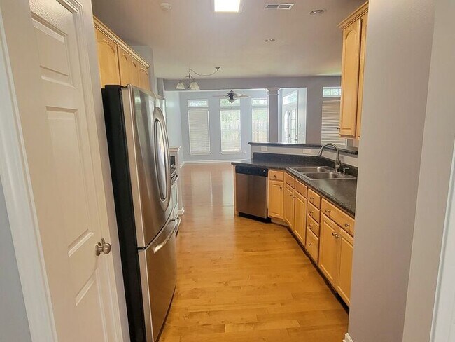 Foto del edificio - 325 Majesty Ct