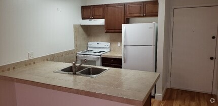 Building Photo - 2501 Riverside Dr